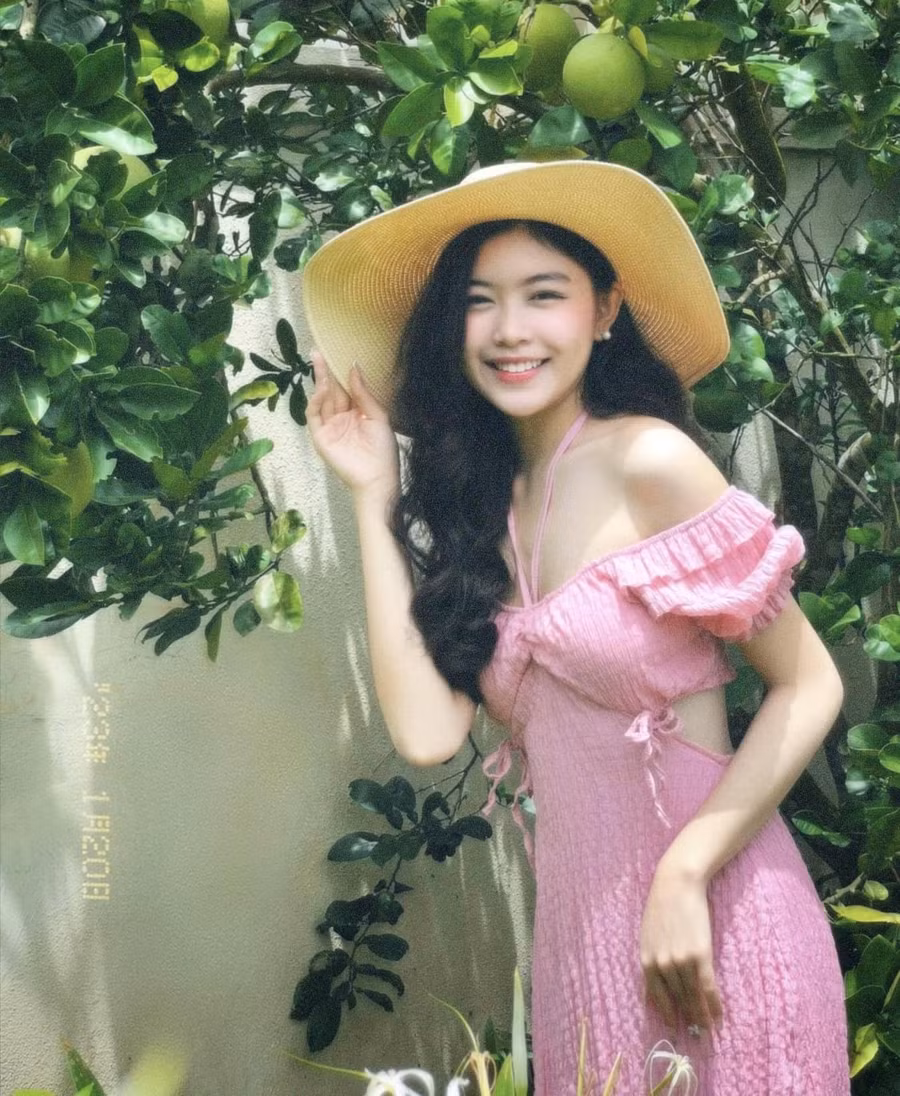Đặc biệt, Lọ Lem sở hữu nụ cười ngọt ngào, rạng rỡ đủ làm công chúng khó lòng rời mắt. Đặc biệt, Lọ Lem sở hữu nụ cười ngọt ngào, rạng rỡ đủ làm công chúng khó lòng rời mắt.