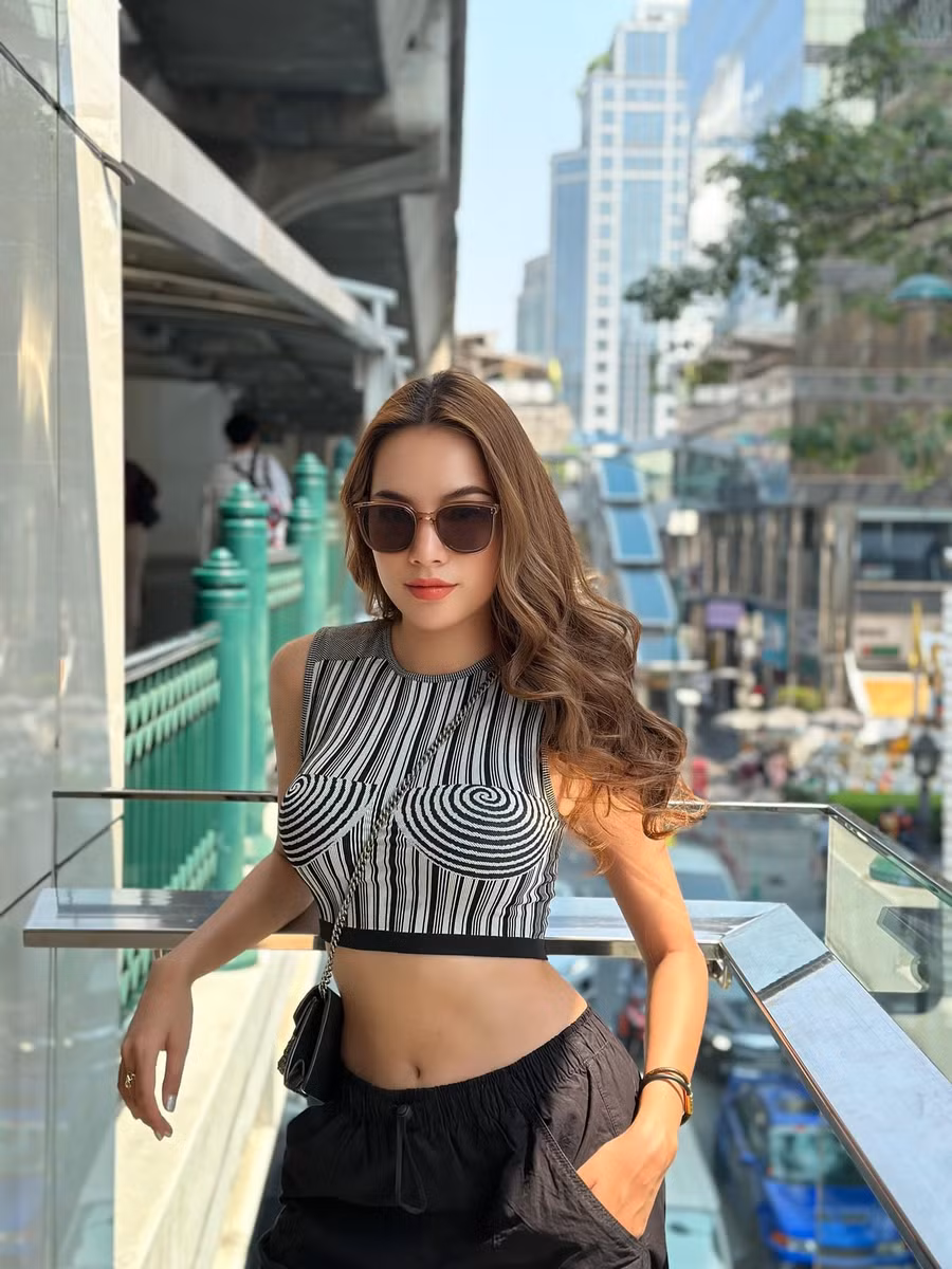 Hoàng Phương hiện là kiến trúc sư. Cô từng vào Top 10 Hoa hậu Hoàn vũ Việt Nam 2019 cùng giải phụ Người đẹp Biển 2019, Top 5 Hoa hậu Hoàn vũ Việt Nam 2022 cùng giải phụ Best Catwalk. Với kinh nghiệm thi sắc đẹp ấn tượng, Hoàng Phương được fan ủng hộ đến với đấu trường Miss Grand International 2023. Hoàng Phương hiện là kiến trúc sư. Cô từng vào Top 10 Hoa hậu Hoàn vũ Việt Nam 2019 cùng giải phụ Người đẹp Biển 2019, Top 5 Hoa hậu Hoàn vũ Việt Nam 2022 cùng giải phụ Best Catwalk. Với kinh nghiệm thi sắc đẹp ấn tượng, Hoàng Phương được fan ủng hộ đến với đấu trường Miss Grand International 2023.