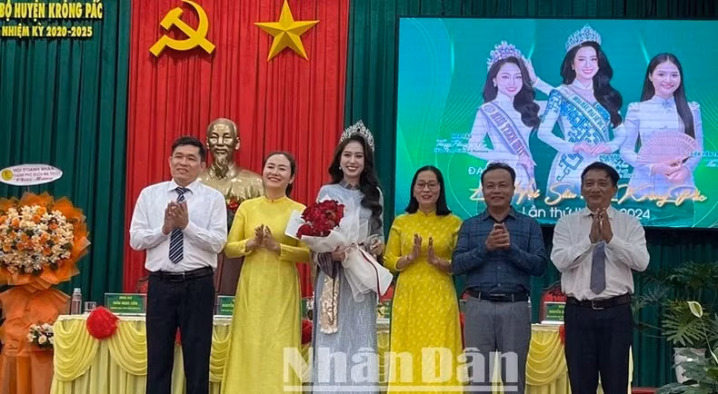 Lãnh đạo huyện Krông Pắc tặng hoa chúc mừng Hoa hậu du lịch Việt Nam năm 2024 Đinh Thị Hoa làm đại sứ truyền thông Lễ hội Sầu riêng huyện Krông Pắc năm 2024. Lãnh đạo huyện Krông Pắc tặng hoa chúc mừng Hoa hậu du lịch Việt Nam năm 2024 Đinh Thị Hoa làm đại sứ truyền thông Lễ hội Sầu riêng huyện Krông Pắc năm 2024.