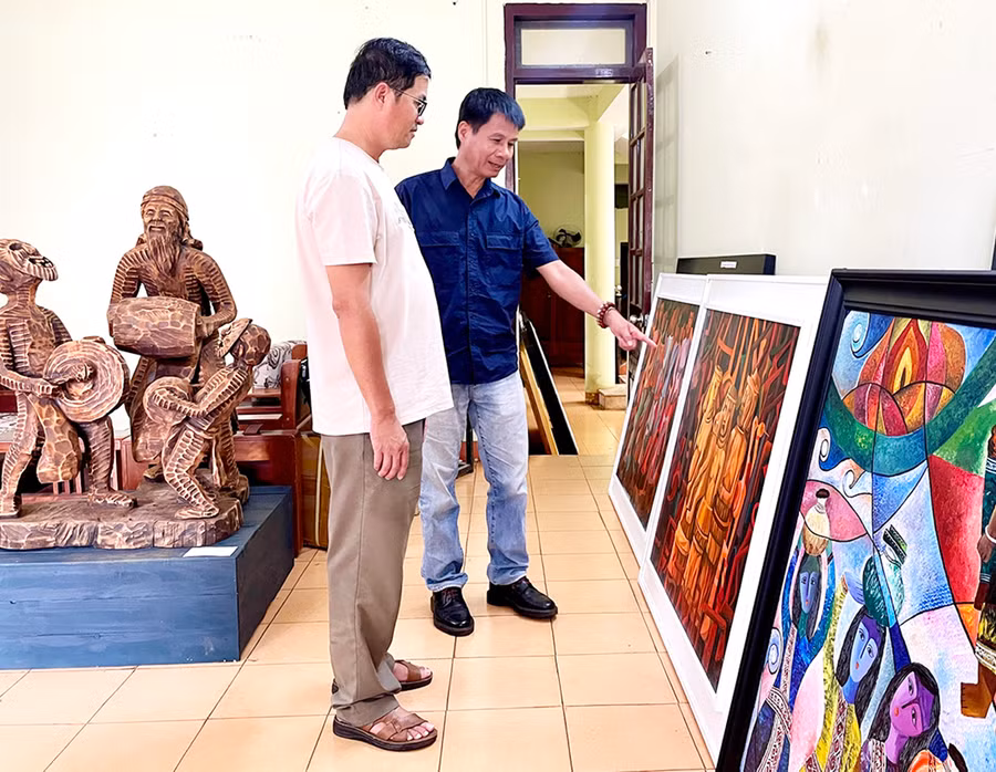 Hội đồng nghệ thuật cuộc thi Mỹ thuật tỉnh Gia Lai năm 2024 trao đổi ý kiến về các tác phẩm dự thi. Ảnh: L.N