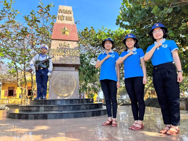 Bên cột mốc chủ quyền đảo Trường Sa Đông, tháng 1.2023. Đại tá Nguyễn Trung Cang chỉ huy và trực tiếp đóng giữ cách đây 45 năm. Ảnh: Mai Thanh Hải