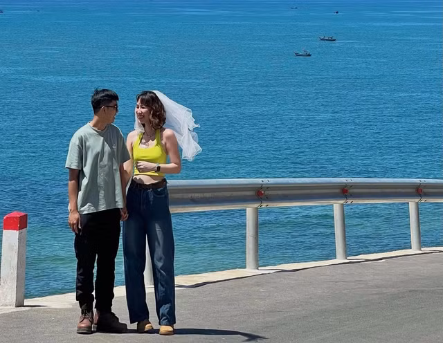 Nam và Uyên cùng nhau ngắm cảnh đẹp tại tỉnh Bình Thuận. Ảnh: NVCC