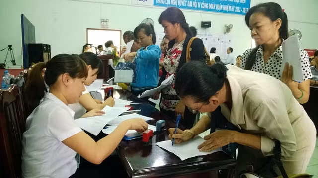 Người lao động làm thủ tục hưởng trợ cấp thất nghiệp tại sàn giao dịch việc làm do LĐLĐ quận 12, TP HCM tổ chức Người lao động làm thủ tục hưởng trợ cấp thất nghiệp tại sàn giao dịch việc làm do LĐLĐ quận 12, TP HCM tổ chức