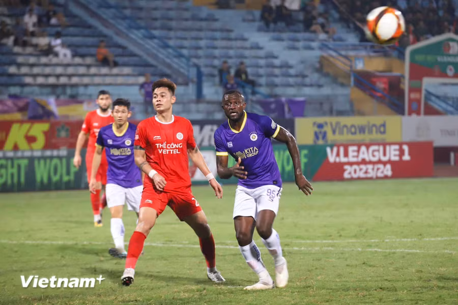 Chân sút chủ lực của Hà Nội FC là Joel Tagueu 'bất lực' trước khung thành của Thể Công-Viettel. (Ảnh: Việt Anh/Vietnam+)