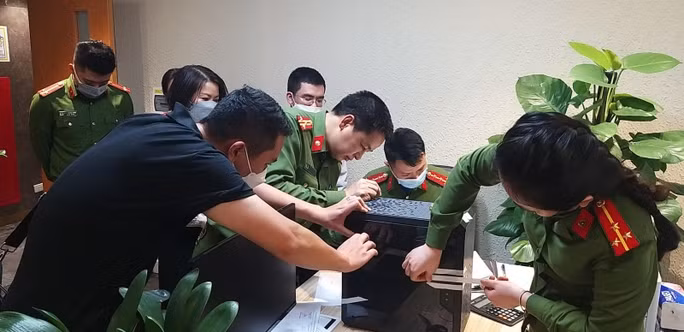 Cơ quan điều tra tiến hành niêm phong một số tài liệu, thiết bị liên quan đến vụ án. Ảnh: CAND
