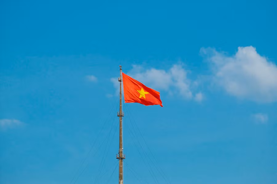 Lá cờ đỏ sao vàng tung bay trên đỉnh Kỳ đài, thể hiện khí phách, niềm tự hào dân tộc.