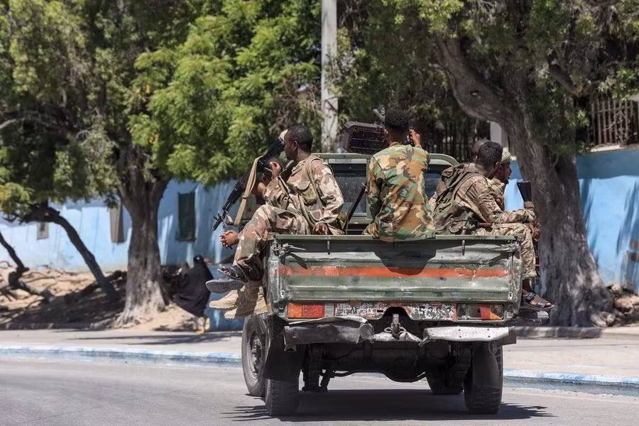 Binh sỹ Somalia tuần tra gần hiện trường vụ tấn công nhằm vào khách sạn ở Mogadishu, Somalia, ngày 15/3. (Ảnh: AFP/TTXVN) Binh sỹ Somalia tuần tra gần hiện trường vụ tấn công nhằm vào khách sạn ở Mogadishu, Somalia, ngày 15/3. (Ảnh: AFP/TTXVN)
