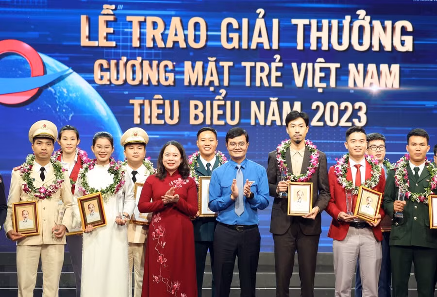 Quyền Chủ tịch nước Võ Thị Ánh Xuân với các Gương mặt trẻ Việt Nam tiêu biểu và Gương mặt trẻ triển vọng. (Ảnh: Thống Nhất/TTXVN)