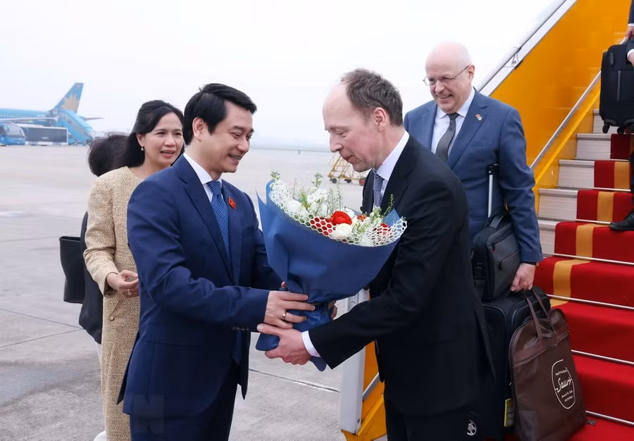 Phó Chủ nhiệm Ủy ban Đối ngoại của Quốc hội Lê Anh Tuấn đón Chủ tịch Quốc hội Phần Lan Jussi Halla-aho tại Sân bay Quốc tế Nội Bài, Hà Nội. (Ảnh: Phạm Kiên/TTXVN)