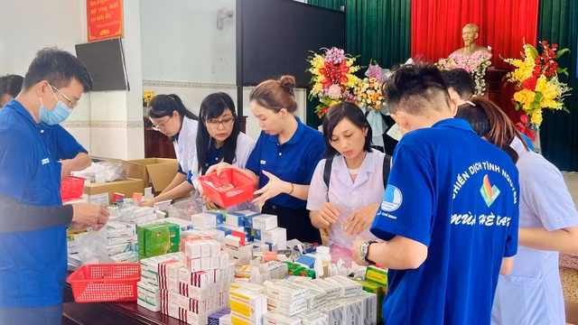 Các thầy thuốc trẻ, sinh viên, đoàn viên, thanh niên chuẩn bị phát thuốc cho người dân. Ảnh ĐOÀN NHƠN PHONG