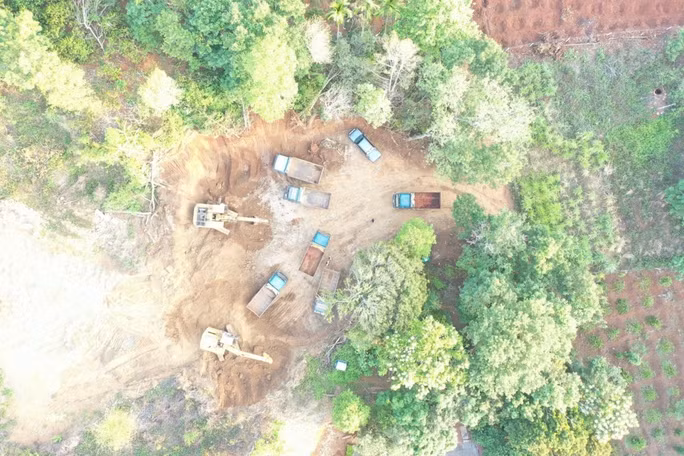 Khu vực khai thác đất được nhà báo Tuấn Nguyễn ghi lại