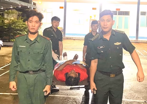 Cán bộ, chiến sỹ Đồn Biên phòng Khánh Hội hỗ trợ đưa thuyền viên bị thương ở chân đi cấp cứu. (Ảnh: Đơn vị cung cấp) Cán bộ, chiến sỹ Đồn Biên phòng Khánh Hội hỗ trợ đưa thuyền viên bị thương ở chân đi cấp cứu. (Ảnh: Đơn vị cung cấp)
