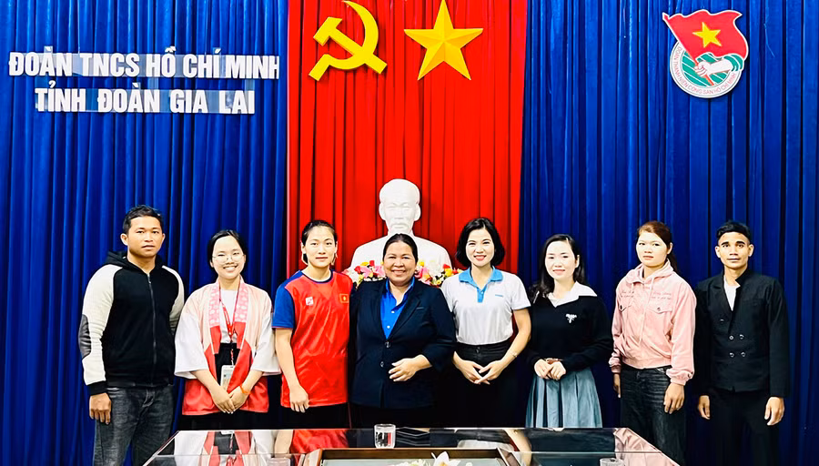 Bí thư Tỉnh Đoàn Hà Thị Giang Thảo (thứ 4 từ trái sang) gặp mặt 7 đại biểu dự Đại hội Thanh niên tiên tiến làm theo lời Bác năm 2023. Ảnh: P.L