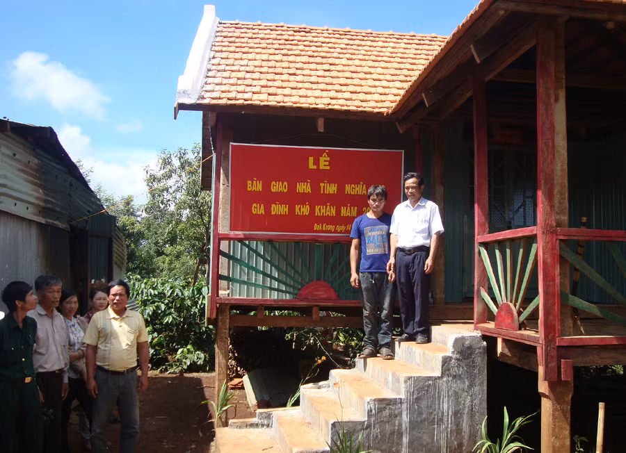 Huyện Đak Đoa bàn giao nhà tình nghĩa cho gia đình chính sách tại xã Đak Krong. Ảnh: T.N