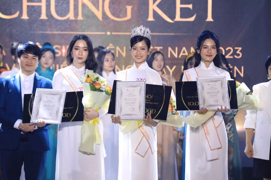 Hoa khôi sinh viên khu vực miền Trung - Tây nguyên Trần Thị Hồng Linh (đứng giữa). Ảnh: HUY ĐẠT