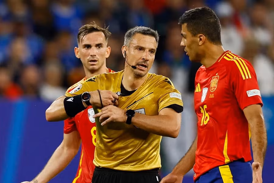 Trọng tài Slavko Vincic từng bắt chính trận đấu Tây Ban Nha gặp Italy ở vòng bảng EURO 2024. (Nguồn: Reuters) Trọng tài Slavko Vincic từng bắt chính trận đấu Tây Ban Nha gặp Italy ở vòng bảng EURO 2024. (Nguồn: Reuters)