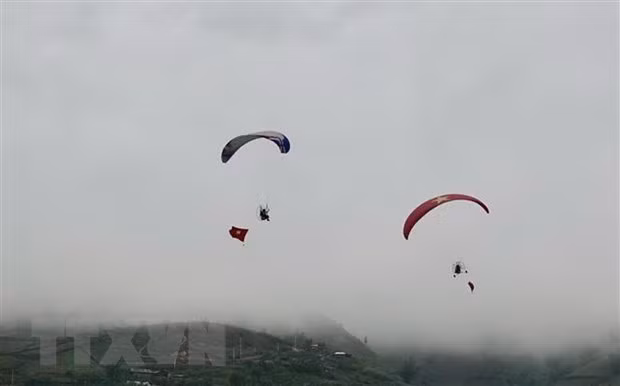 Một màn biểu diễn dù bay của các phi công. (Ảnh - Tuấn Anh/TTXVN)