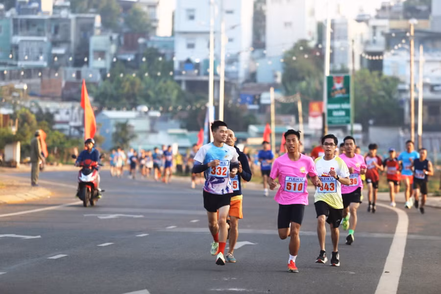 Các VĐV sải bước trên đường chạy bờ kè suối Hội Phú tại Giải Việt dã truyền thống Kpă Klơng lần thứ 43-2023. Ảnh: Hà Phương