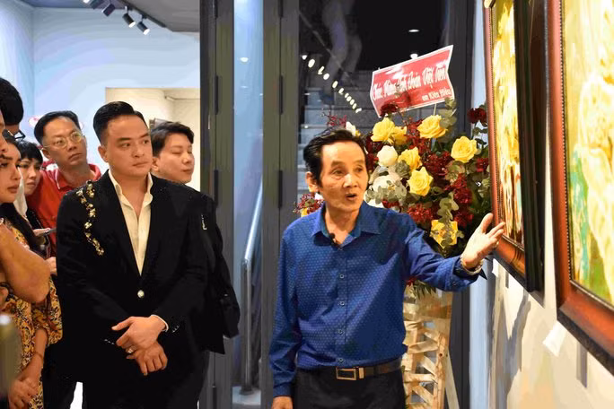 Ông từng xác lập Kỷ lục Thế giới (tháng 6-2019): Vẽ 12 bức tranh Sơn Dầu ngược kính cường lực bằng 10 ngón tay (khổ 75 ×75cm), hoàn thành 6 phút 24 giây, do Liên minh Kỷ lục Thế giới (World Records Union) trao tặng.