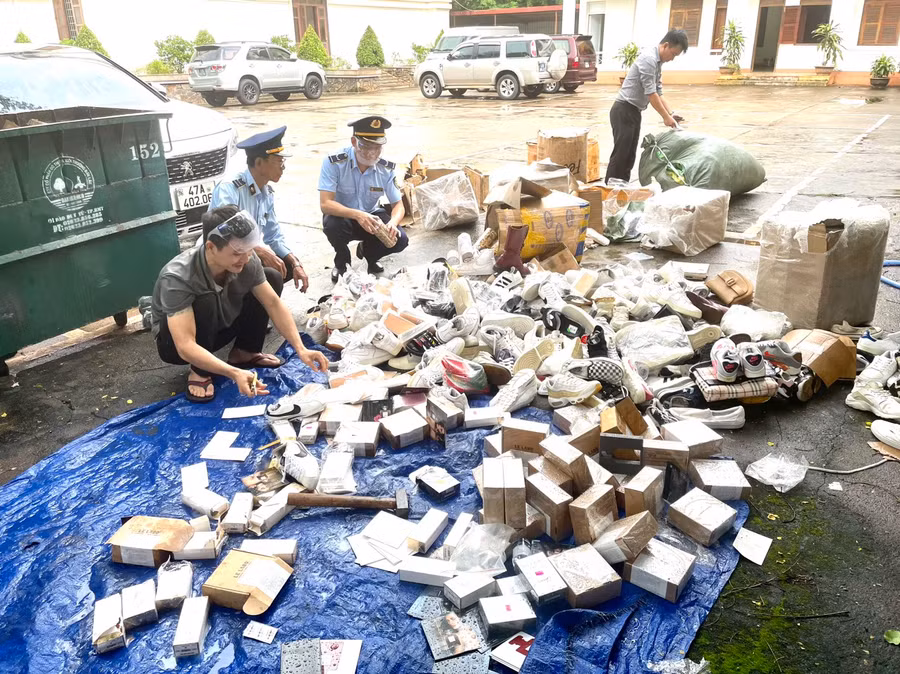 Cơ quan chức năng tỉnh Đắk Lắk tiêu hủy một lô hàng hóa không rõ nguồn gốc xuất xứ. Ảnh: Bảo Trung