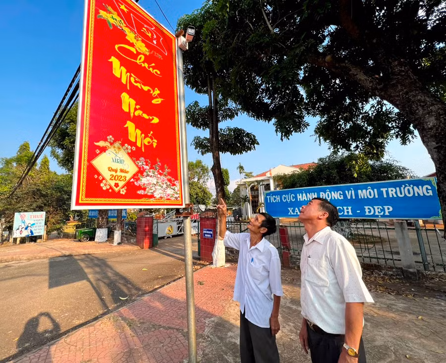 Ông Nguyễn Văn Long (bên trái) cùng người dân kiểm tra các mắt camera an ninh. Ảnh: Đ.Y