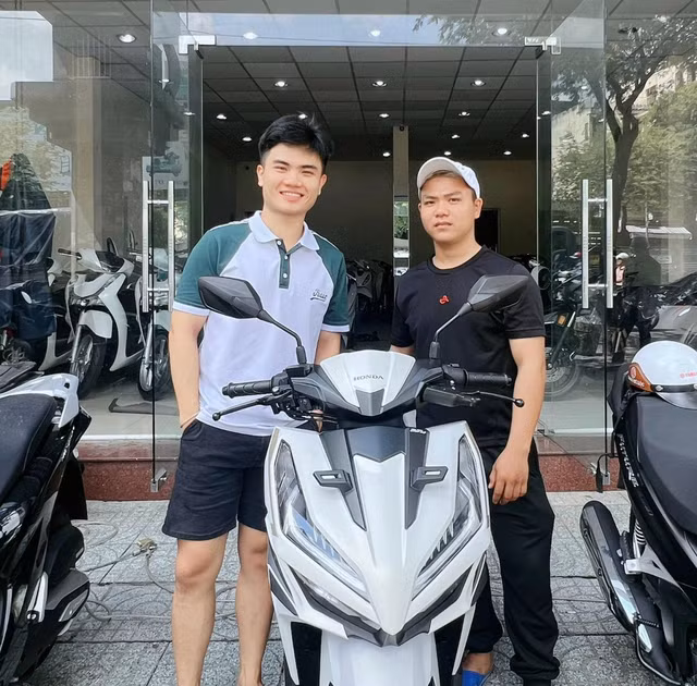 Thừa Thiên – Huế: Một người may mắn bấm được biển số ngũ quý 6 - Ảnh 2. Anh Trần Hữu Mãng (áo đen, bên phải) và chiếc xe Honda Vario thời điểm mới mua. Ảnh: NVCC