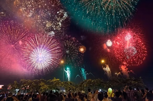 Mãn nhãn với màn bắn pháo hoa đặc sắc. ẢNH: NHÃ THANH Mãn nhãn với màn bắn pháo hoa đặc sắc. ẢNH: NHÃ THANH