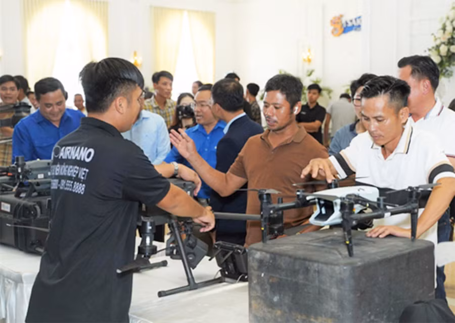 Đông đảo bà con dành sự quan tâm đặc biệt tới các thiết bị bay hiện đại tại sự kiện