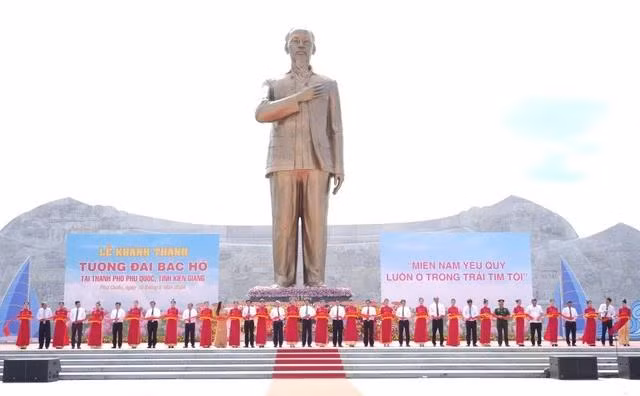 Lãnh đạo T.Ư và địa phương cắt băng khánh thành công trình