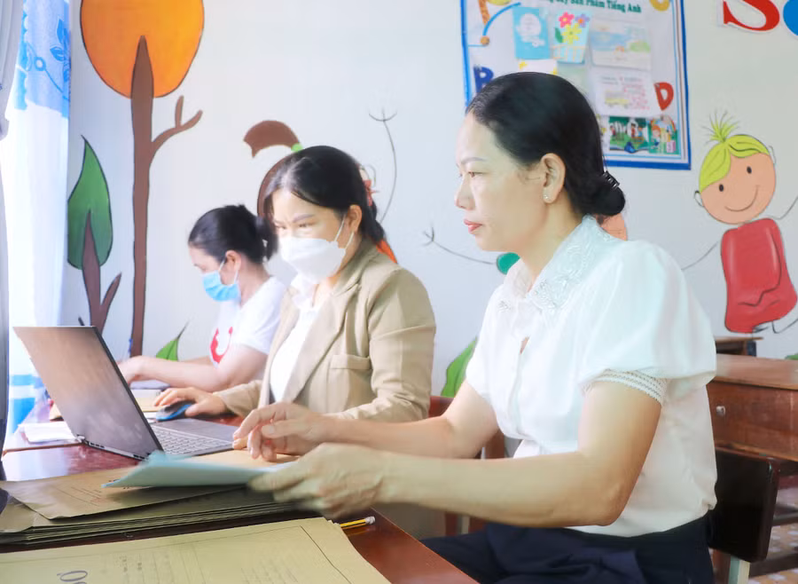 Giáo viên Trường Tiểu học Võ Thị Sáu (phường Tây Sơn, thị xã An Khê) hỗ trợ phụ huynh điền thông tin vào hệ thống tuyển sinh trực tuyến. Ảnh: Ngọc Minh