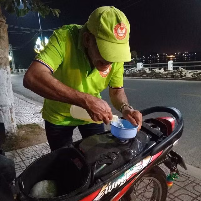 Ông Lê Văn Sến, thành viên cao tuổi nhất trong đội, hỗ trợ người hết xăng dọc đường, phải dắt bộ trong đêm. ẢNH: DUY TÂN Ông Lê Văn Sến, thành viên cao tuổi nhất trong đội, hỗ trợ người hết xăng dọc đường, phải dắt bộ trong đêm. ẢNH: DUY TÂN