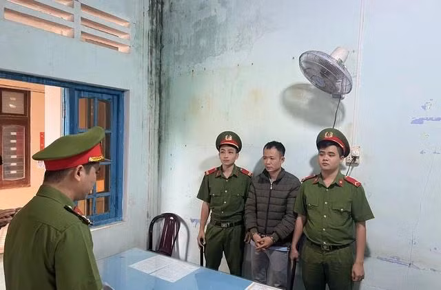 Công an TX.An Nhơn thi hành lệnh bắt Ẩn
