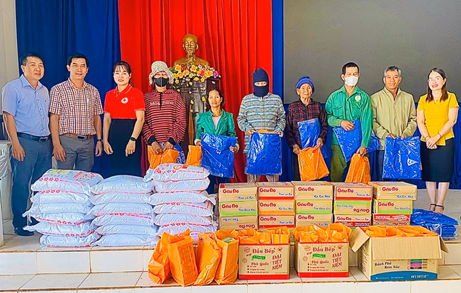 Xã Ia Drăng kêu gọi các Mạnh Thường Quân hỗ trợ quà tặng người nghèo trong dịp Tết Nguyên đán. Ảnh: N.H