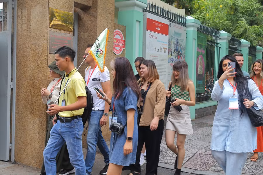 Khách trong nước và quốc tế trải nghiệm tour đi bộ do BenThanh Tourist tổ chức