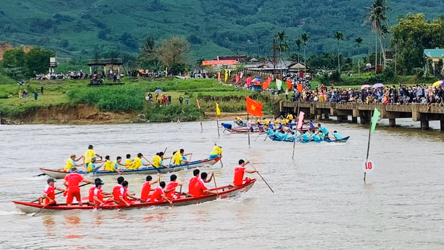 Có 5 đội thuyền của 5 xã thuộc H.Nghĩa Hành tham gia tranh tài. Ảnh: Ngọc Diệu