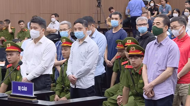 Vì sao doanh nghiệp phải 'rồng rắn' hối lộ cựu thư ký thứ trưởng Bộ Y tế? - Ảnh 2. Các bị cáo tại phiên tòa "chuyến bay giải cứu". Ảnh: Trần Phan