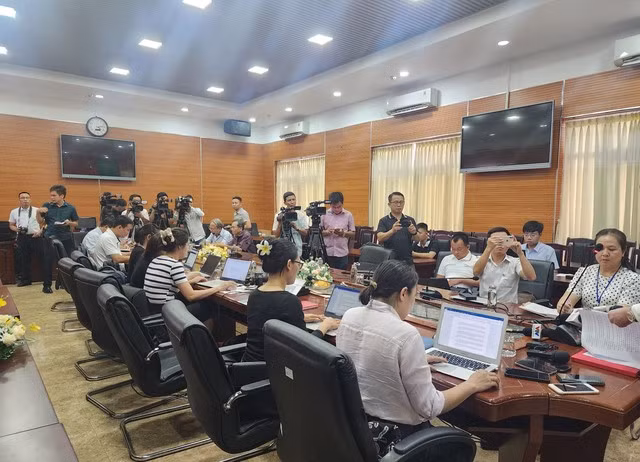 Các phóng viên báo đài tới tham dự buổi cung cấp thông tin