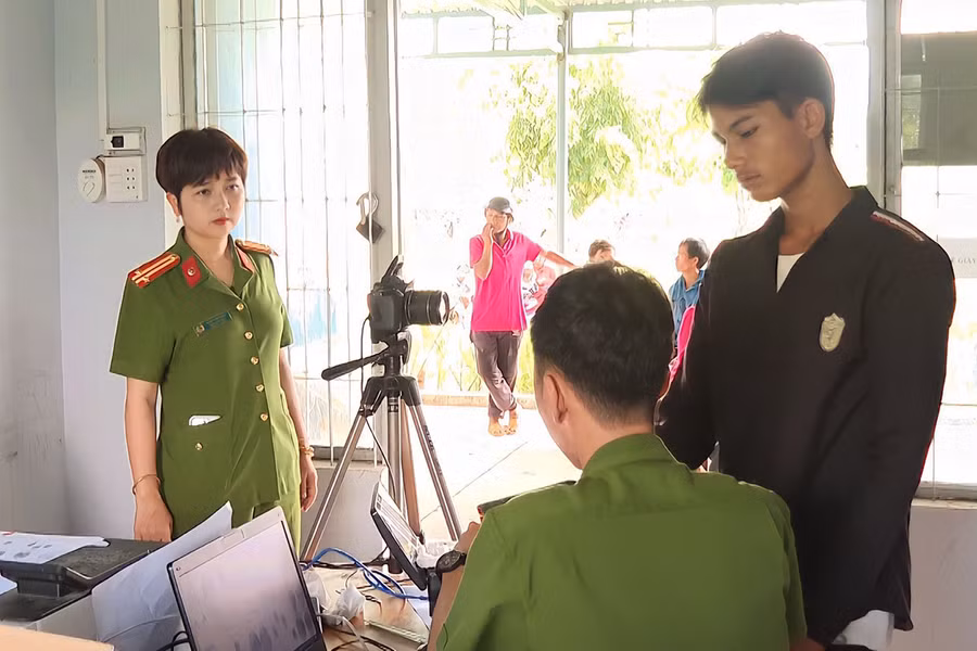 Trung tá Ksor H’Bơ Khắp-Phó Giám đốc Công an tỉnh kiểm tra việc cấp CCCD ở cơ sở. Ảnh: Lê Ánh