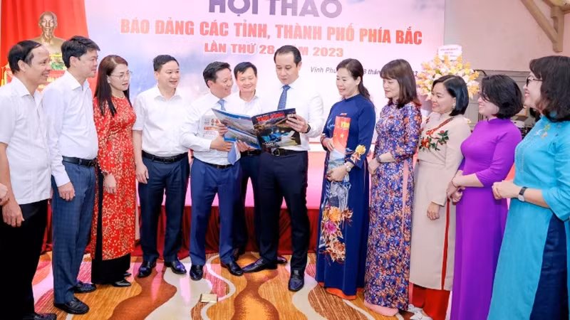 Các đại biểu trao đổi kinh nghiệm viết báo về nông thôn mới.