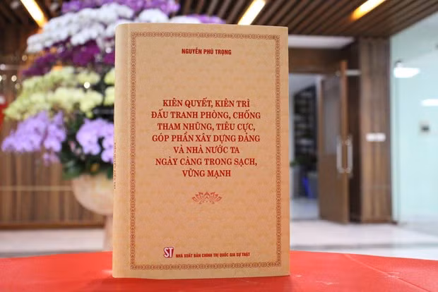 Cuốn sách Kiên quyết, kiên trì đấu tranh phòng, chống tham nhũng, tiêu cực, góp phần xây dựng Đảng và Nhà nước ta ngày càng trong sạch, vững mạnh của Tổng Bí thư Nguyễn Phú Trọng. (Nguồn: Nhà xuất bản Chính trị quốc gia Sự thật)
