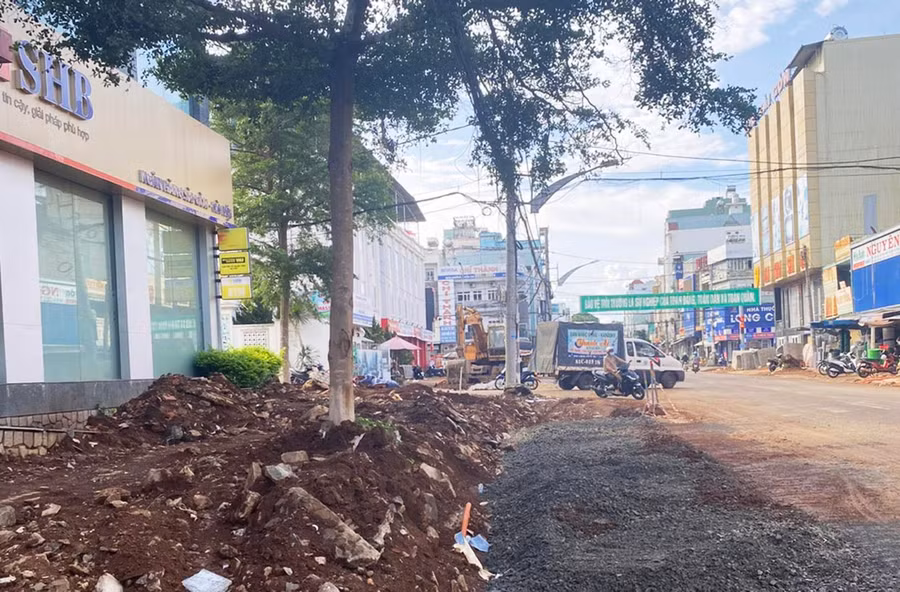 Thành phố Pleiku đẩy mạnh xã hội hóa sửa chữa, cải tạo vỉa hè các tuyến phố. Ảnh: Duy Lê