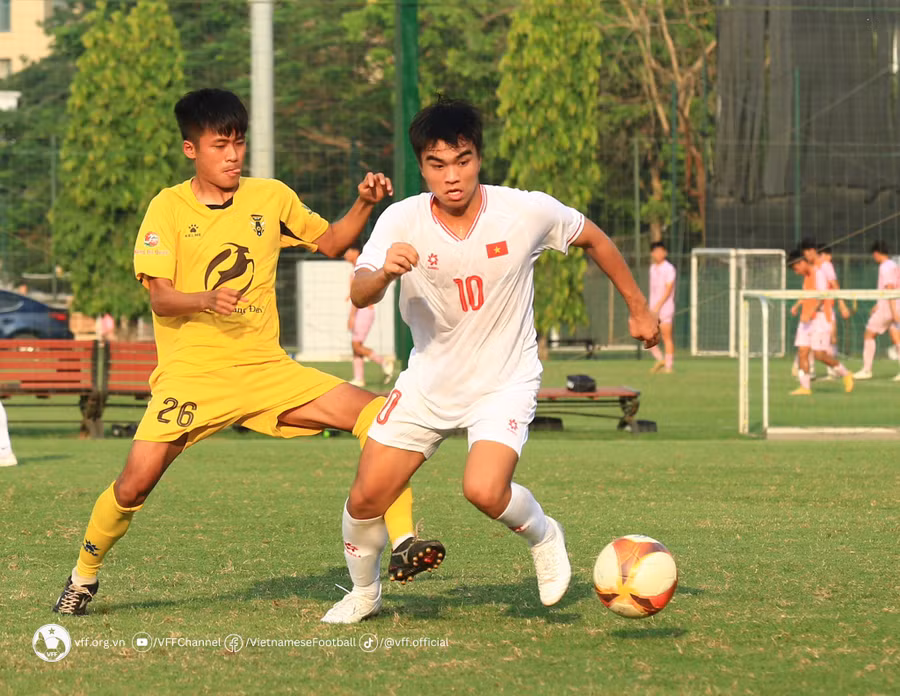 Nguyễn Công Phương (10) là cầu thủ tiềm năng lứa U.19. Ảnh VFF