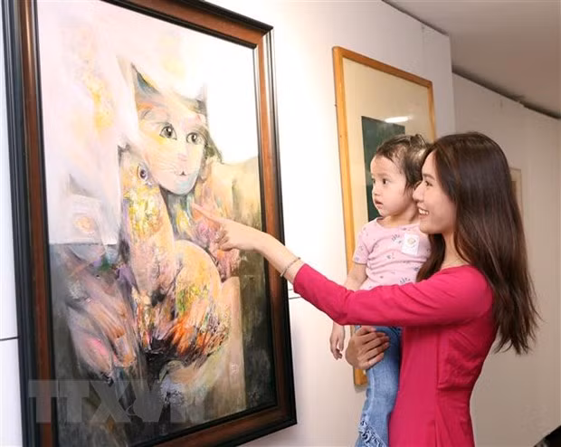 Khách tham quan triển lãm tranh “Sắc xuân Quý Mão 2023” tại Đà Nẵng. (Ảnh: Trần Lê Lâm/TTXVN)