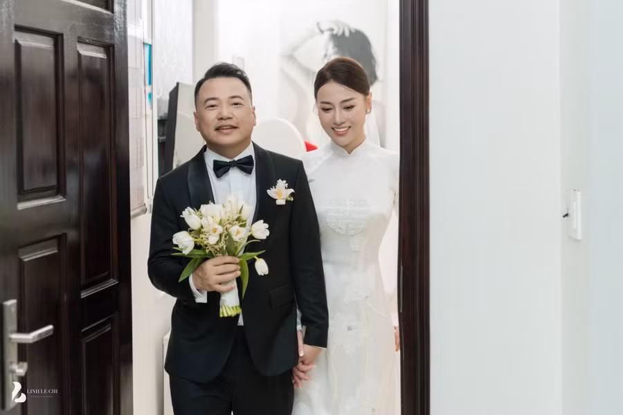 Cặp đôi nắm tay nhau hoàn thành các nghi thức của lễ ăn hỏi. Ảnh: Lê Chí Linh Cặp đôi nắm tay nhau hoàn thành các nghi thức của lễ ăn hỏi. Ảnh: Lê Chí Linh