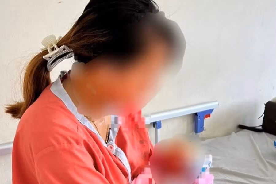 Bé sơ sinh bị chiếm đoạt đã được lực lượng chức năng bàn giao cho mẹ chăm sóc Bé sơ sinh bị chiếm đoạt đã được lực lượng chức năng bàn giao cho mẹ chăm sóc