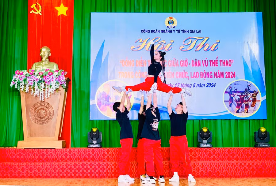 Tiết mục của Bệnh viện Hùng Vương Gia Lai đạt giải nhất tại hội thi. Ảnh: N.N