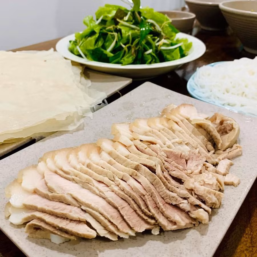 Bánh tráng là món ăn ưa thích của nhiều người. Ảnh: Phương Vi