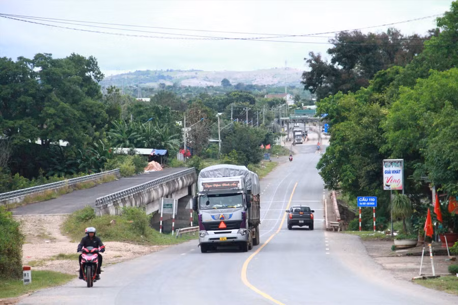 Cây cầu 110 mới đang thi công dang dở thì "đắp chiếu" nhiều năm qua do không giải phóng được mặt bằng và bị thu hồi vốn đầu tư. Ảnh: Tiến Thoại