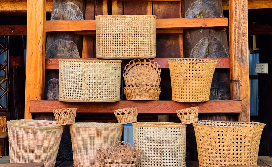 Sản phẩm mây tre đan của vùng quê Bắc Bộ kết hợp cùng nghệ thuật đan lát của người Jrai. Ảnh: Trần Dung Sản phẩm mây tre đan của vùng quê Bắc Bộ kết hợp cùng nghệ thuật đan lát của người Jrai. Ảnh: Trần Dung