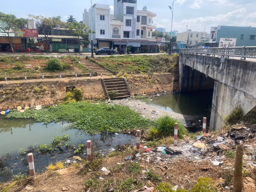 Rác thải sinh hoạt do người dân thiếu ý thức vứt xung quanh đường bờ kè và lòng suối Hội Phú. Ảnh: Lê Anh